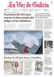 EL TEMPORAL DEJÓ AYER OLAS DE MÁS DE 7 METROS DE ALTURA —EN LA IMAGEN, JUNTO A LA PLAYA DE RIAZOR— EN LA COSTA CORUÑESA.