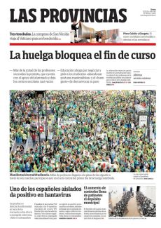 MILES DE PROFESORES LLEGADOS A LA PLAZA DE SAN AGUSTÍN A TRAVÉS DE SEIS MARCHAS PARTICIPARON AYER EN EL ACTO CENTRAL DEL PRIMER DÍA DE LA HUELGA INDEFINIDA.